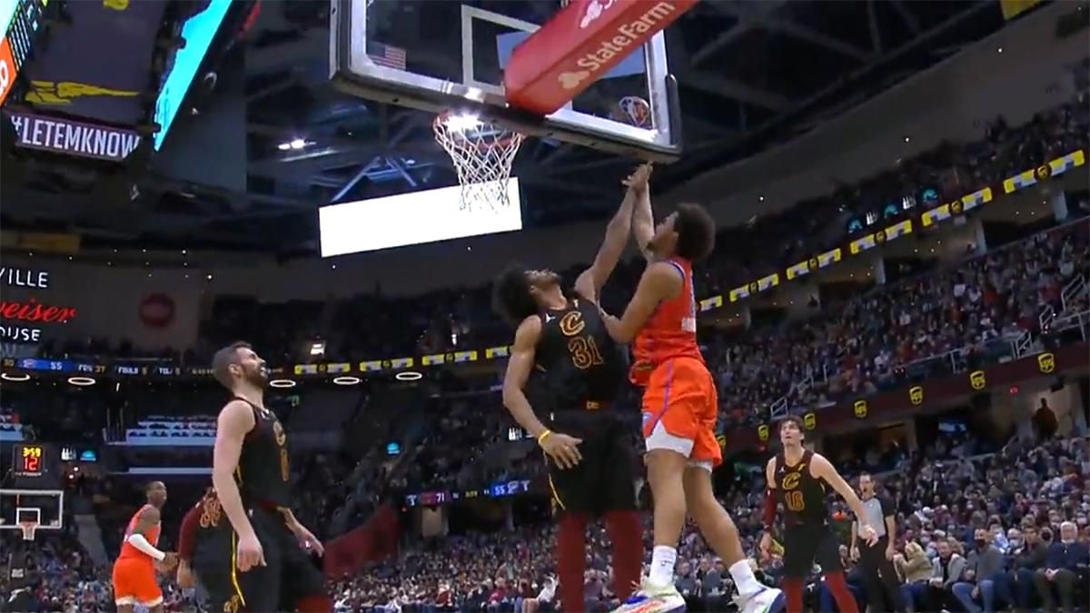 Баскетболіст НБА закинув м'яч у власний кошик: відео курйозного моменту - НБА новини - Спорт 24