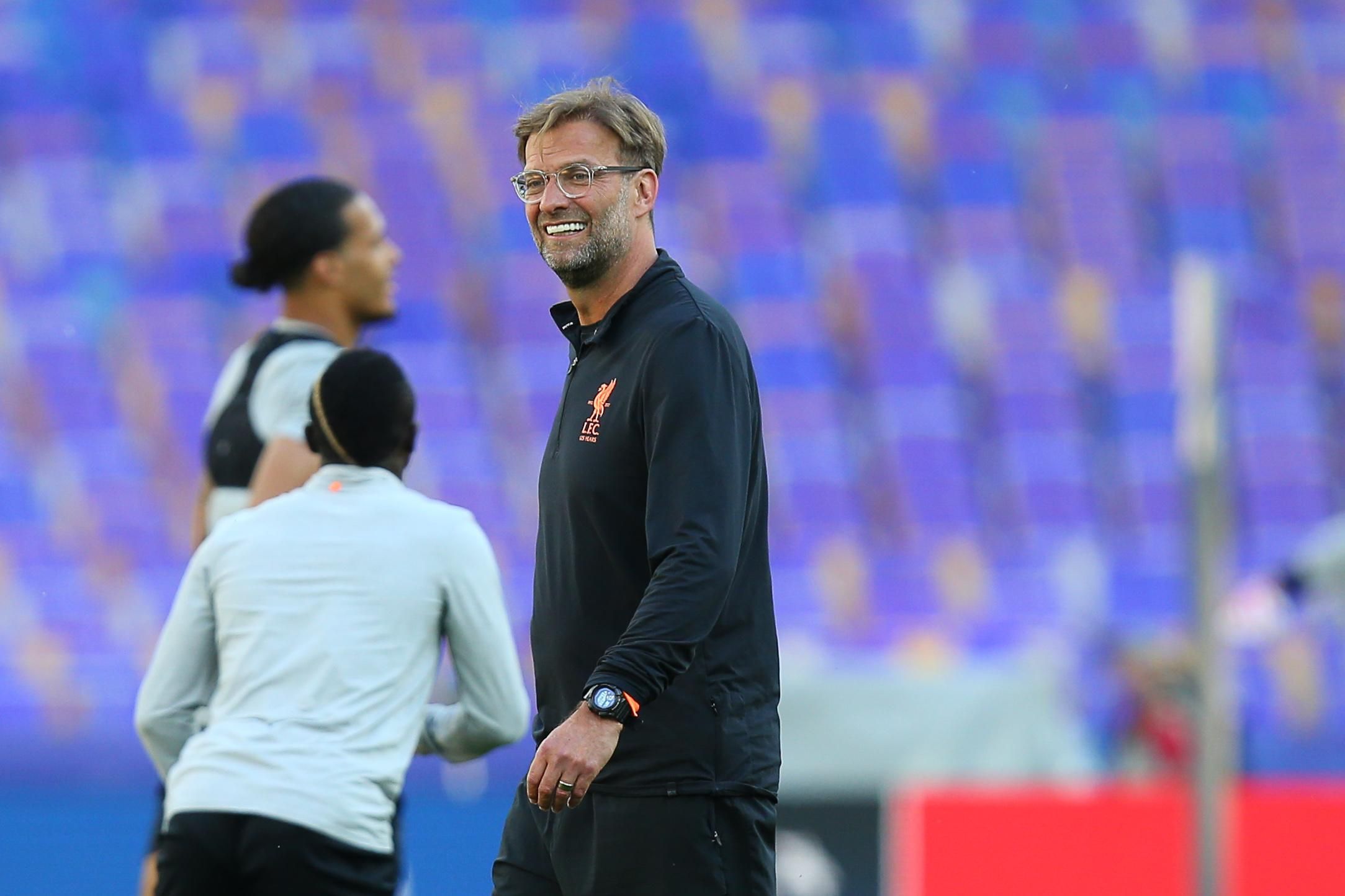 Тренер Ліверпуля пригостив вболівальників пивом з клубного автобуса - Спорт 24 Тренер Ліверпуля пригостив вболівальників пивом з клубного автобуса - Спорт 24