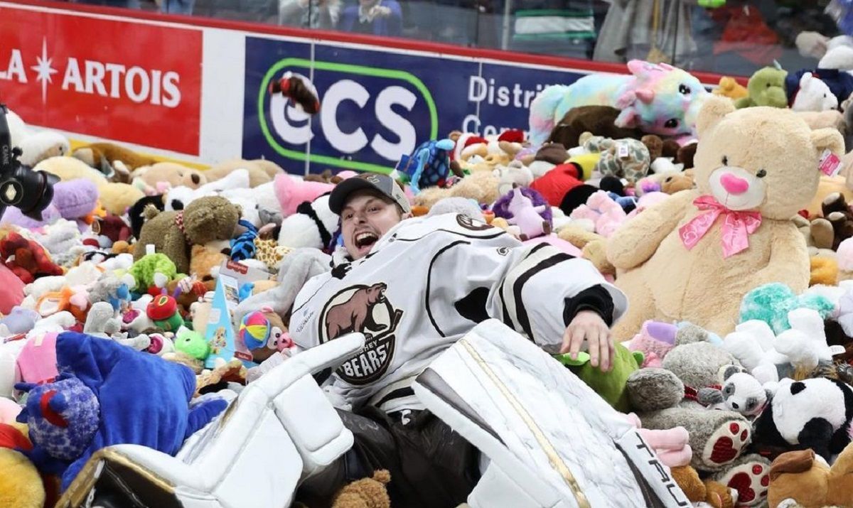 Хоккеистов в США забросали мягкими игрушками: фанаты обновили мировой рекорд – видео