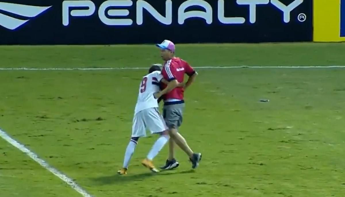 В Бразилии фанат с ножом ворвался на поле во время матча: видео инцидента В Бразилии фанат с ножом ворвался на поле во время матча: видео инцидента