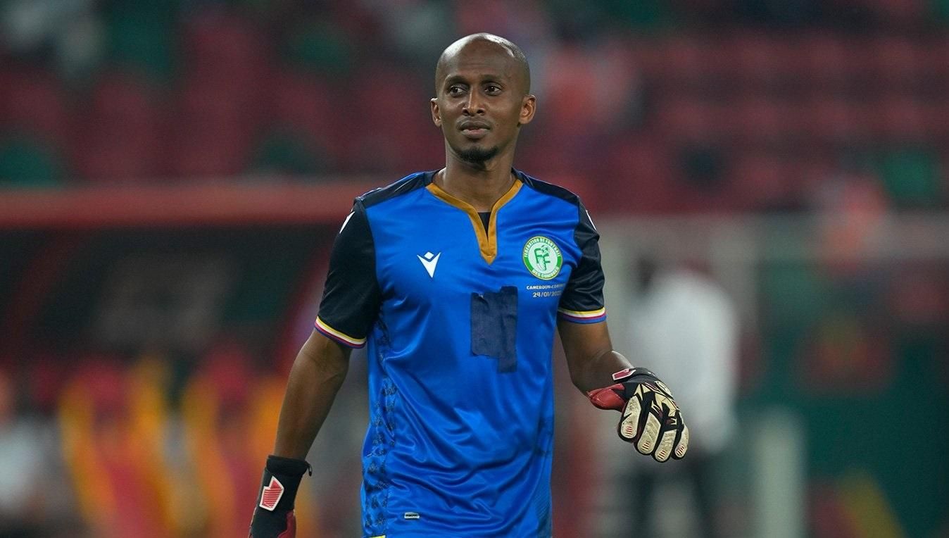 В Африке полевой игрок заменил вратаря и совершил два безумных сейва: героическое видео В Африке полевой игрок заменил вратаря и совершил два безумных сейва: героическое видео