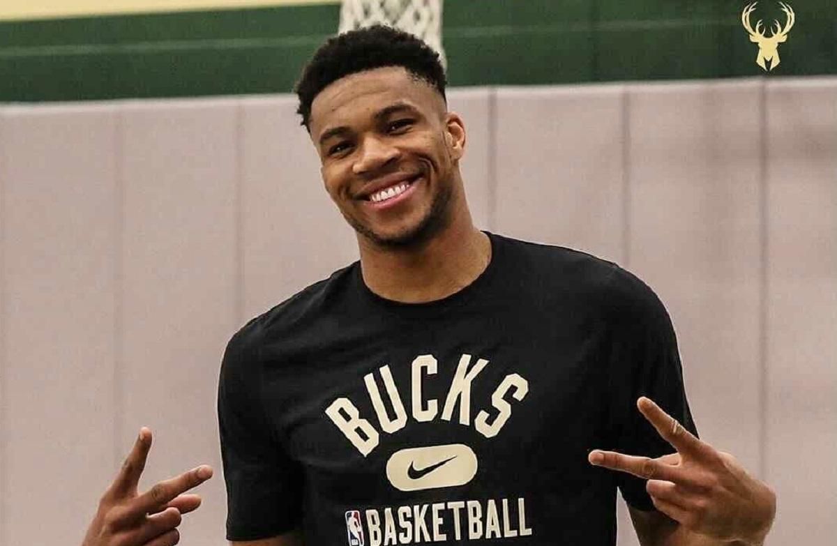 Порадовал журналистов: игрок НБА ел куриные крылышки во время пресс-конференции – забавное видео Порадовал журналистов: игрок НБА ел куриные крылышки во время пресс-конференции – забавное видео