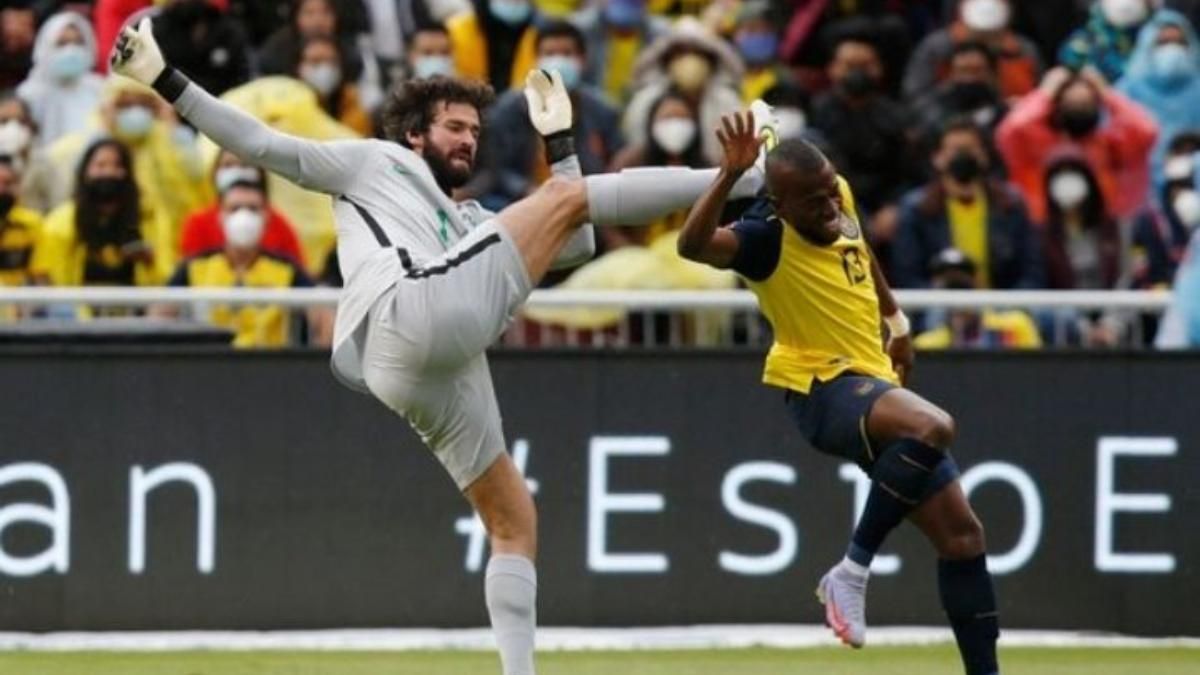 Вратарю сборной Бразилии дважды отменили красные карточки за матч, его визави изъяли сразу Вратарю сборной Бразилии дважды отменили красные карточки за матч, его визави изъяли сразу