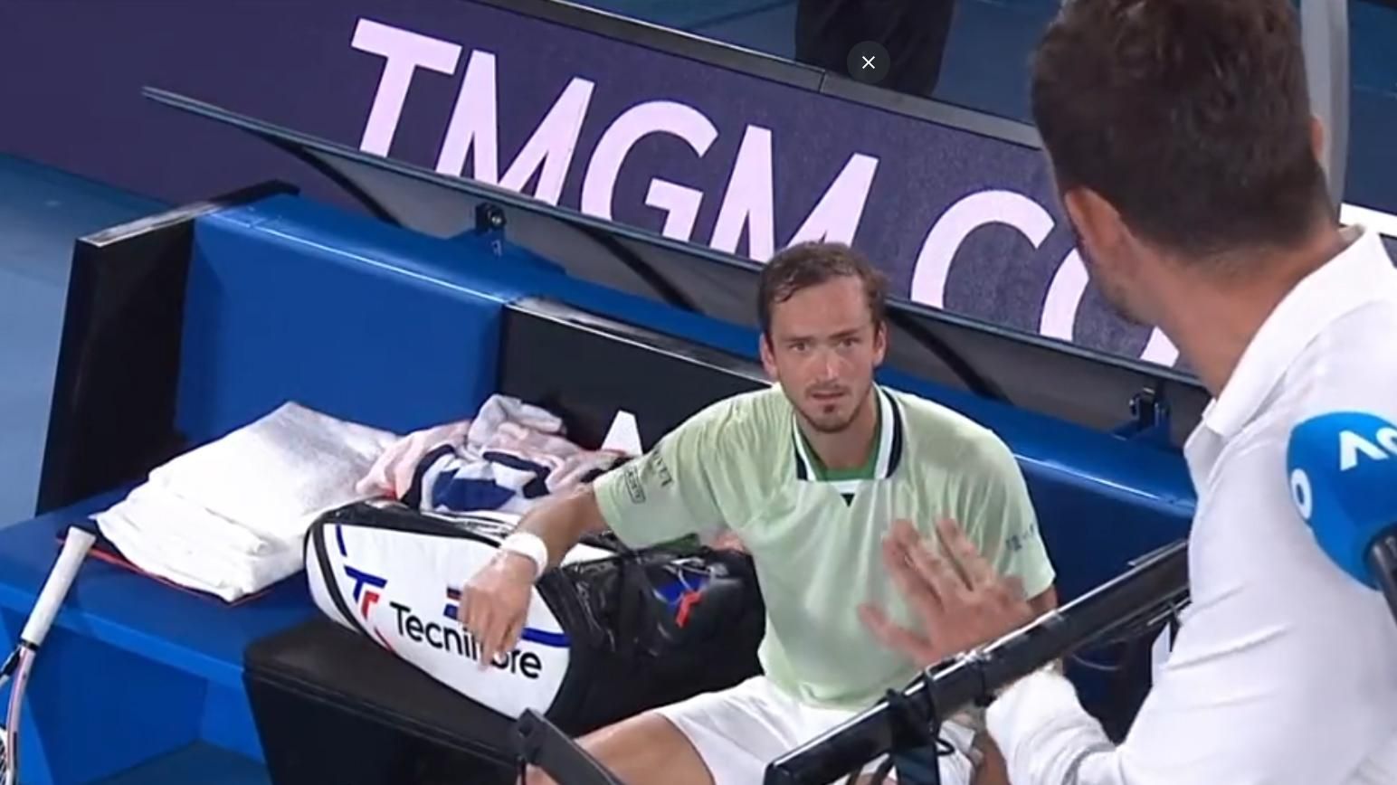 Ты тупой, – Медведев, как псих выругался на арбитра во время матча Australian Open – видео Ты тупой, – Медведев, как псих выругался на арбитра во время матча Australian Open – видео