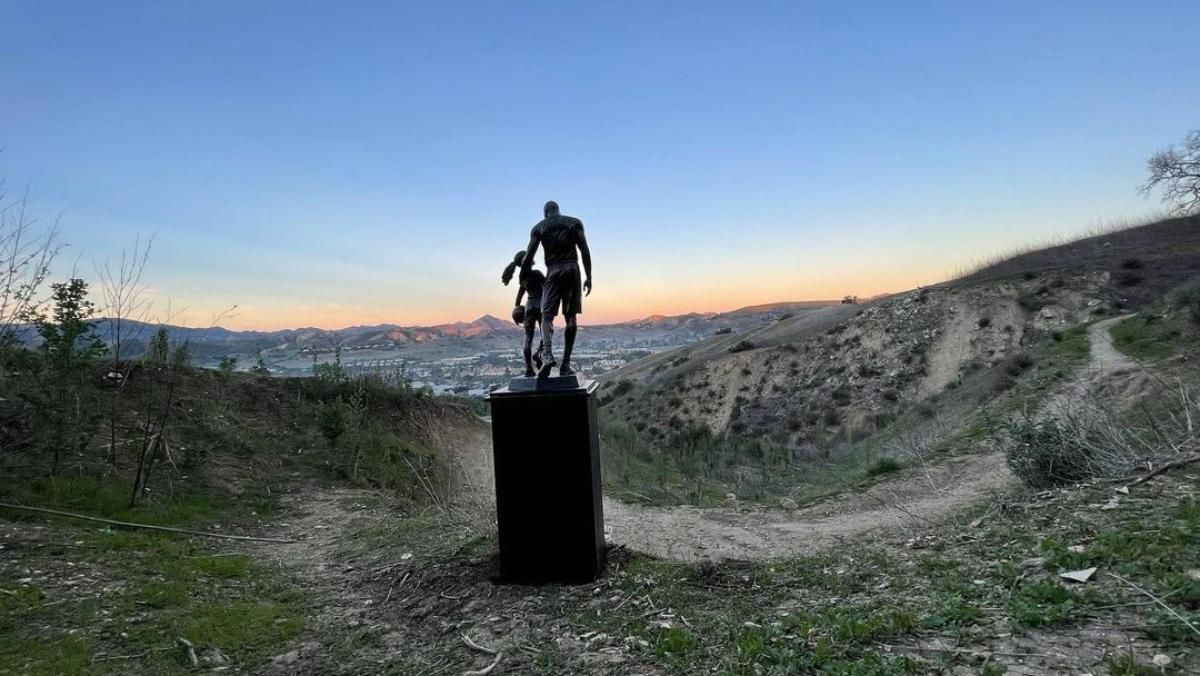 Статуї баскетболіста Кобі Браянта з донькою не буде на місце їх загибелі - Спорт 24 Статуї баскетболіста Кобі Браянта з донькою не буде на місце їх загибелі - Спорт 24