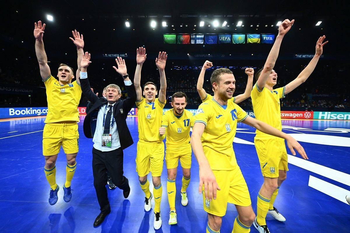 Победные эмоции: сборная Украины по футзалу спела "Червону руту" в автобусе – видео исполнения