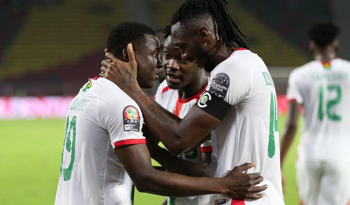 В полуфинале Кубка Африки забили уникальный гол коленом: видео взятия ворот В полуфинале Кубка Африки забили уникальный гол коленом: видео взятия ворот