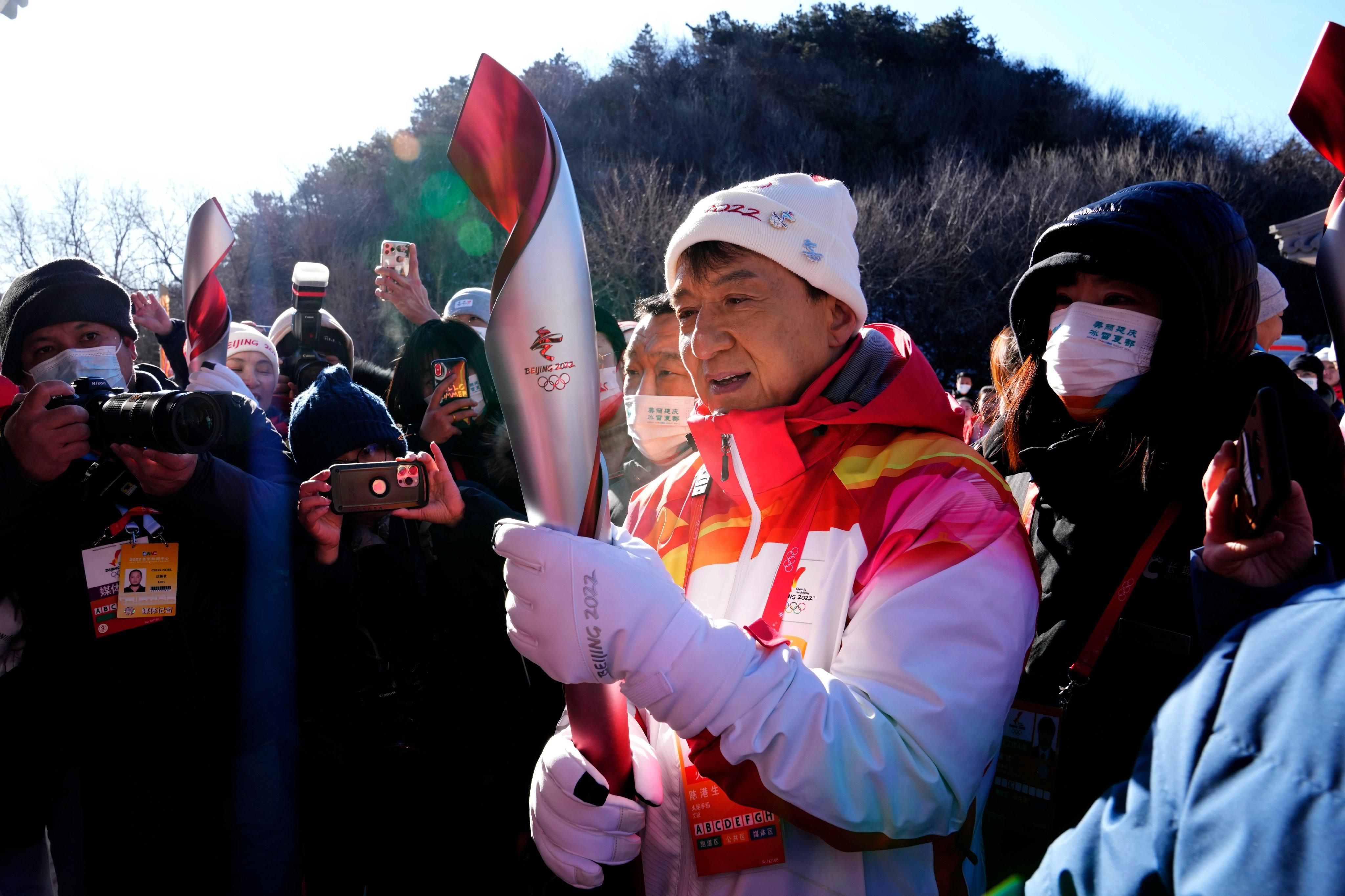 Джекі Чан проніс факел з олімпійським вогнем по Великій китайській стіні: фото - Спорт 24