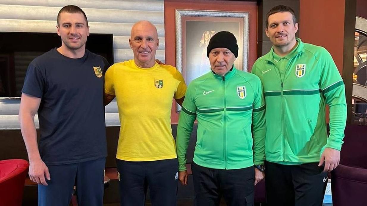 Усик і Гвоздик зійшлися у безпрецедентній дуелі поглядів: гаряче фото битви боксерів - новини боксу - Спорт 24 Усик і Гвоздик зійшлися у безпрецедентній дуелі поглядів: гаряче фото битви боксерів - новини боксу - Спорт 24