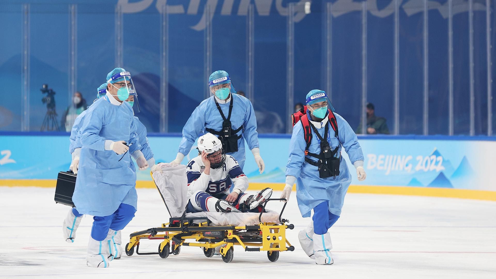 Американську хокеїстку на ношах вивезли з майданчика під час матчу на Олімпіаді-2022: фото - Спорт 24