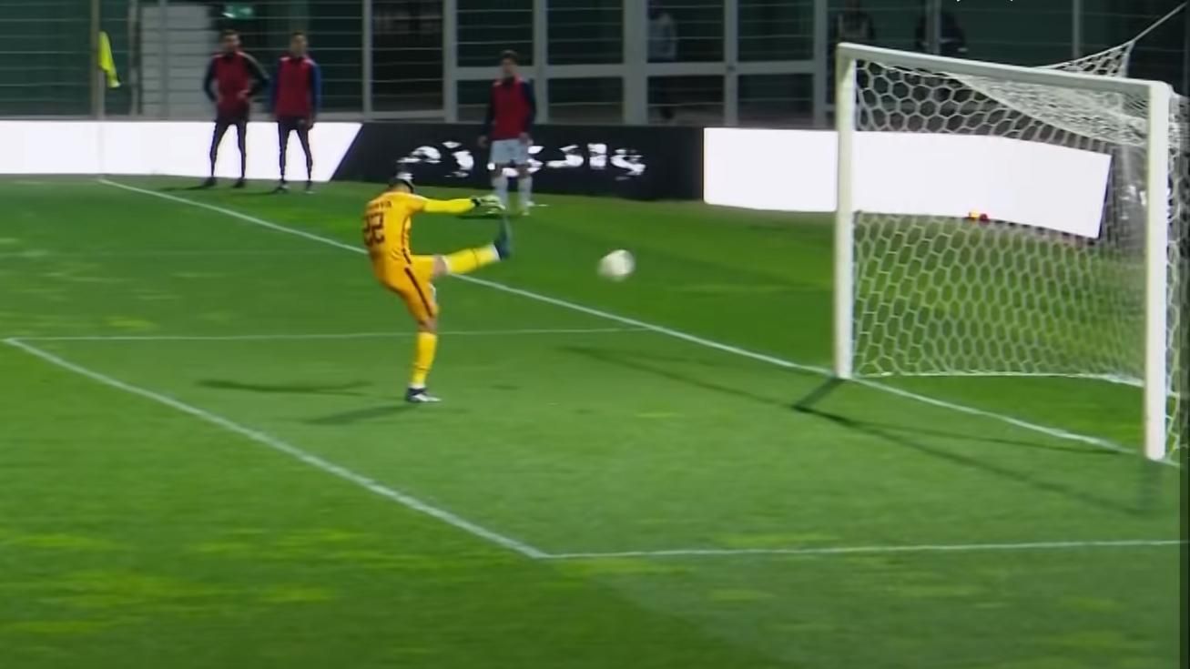 Голкипер со всей силы вколотил мяч в собственные ворота: видео сумасшедшего гола Голкипер со всей силы вколотил мяч в собственные ворота: видео сумасшедшего гола
