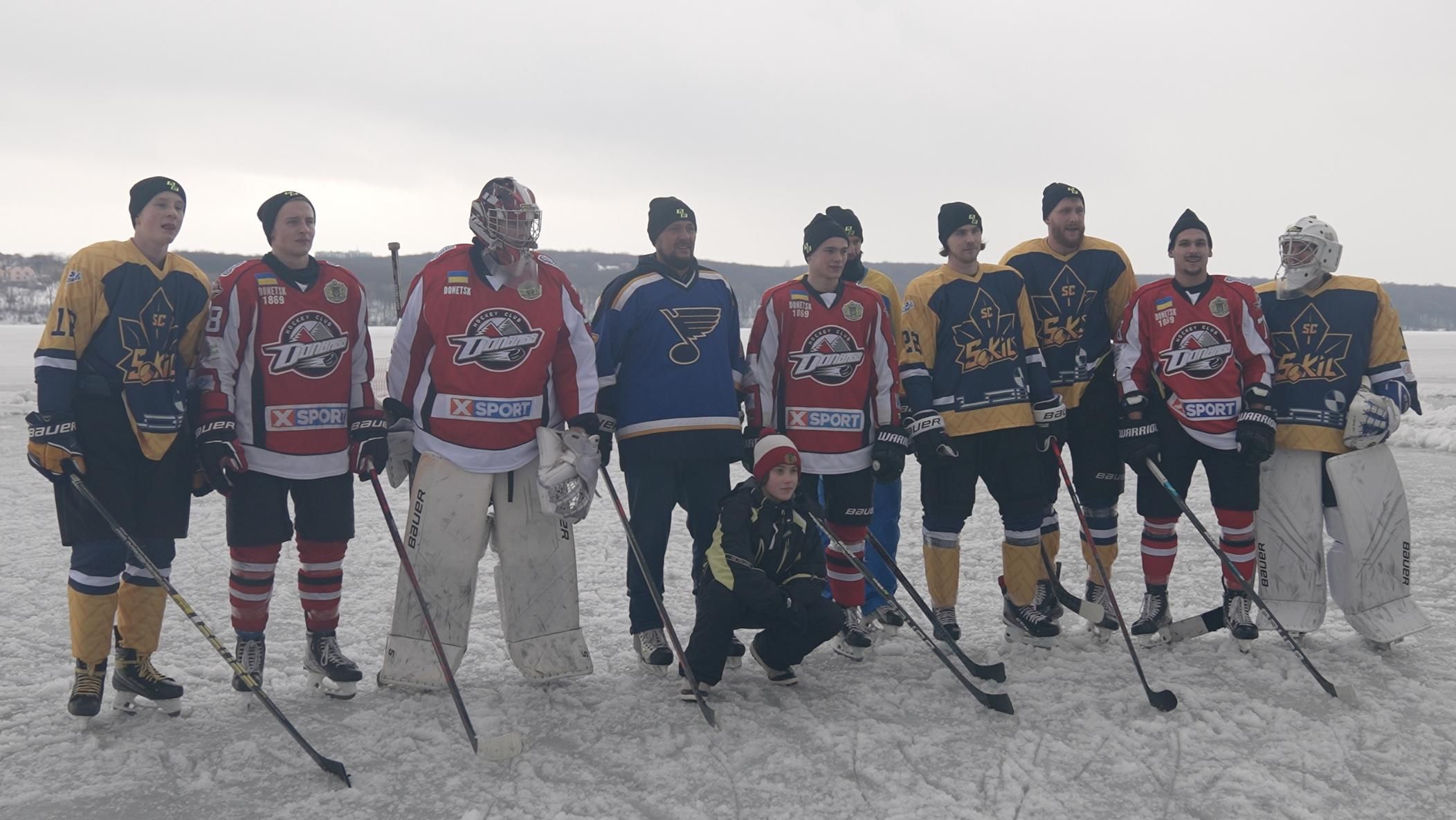Хоккеисты провели матч под открытым небом на замерзшем озере в Тернополе: фото и видео