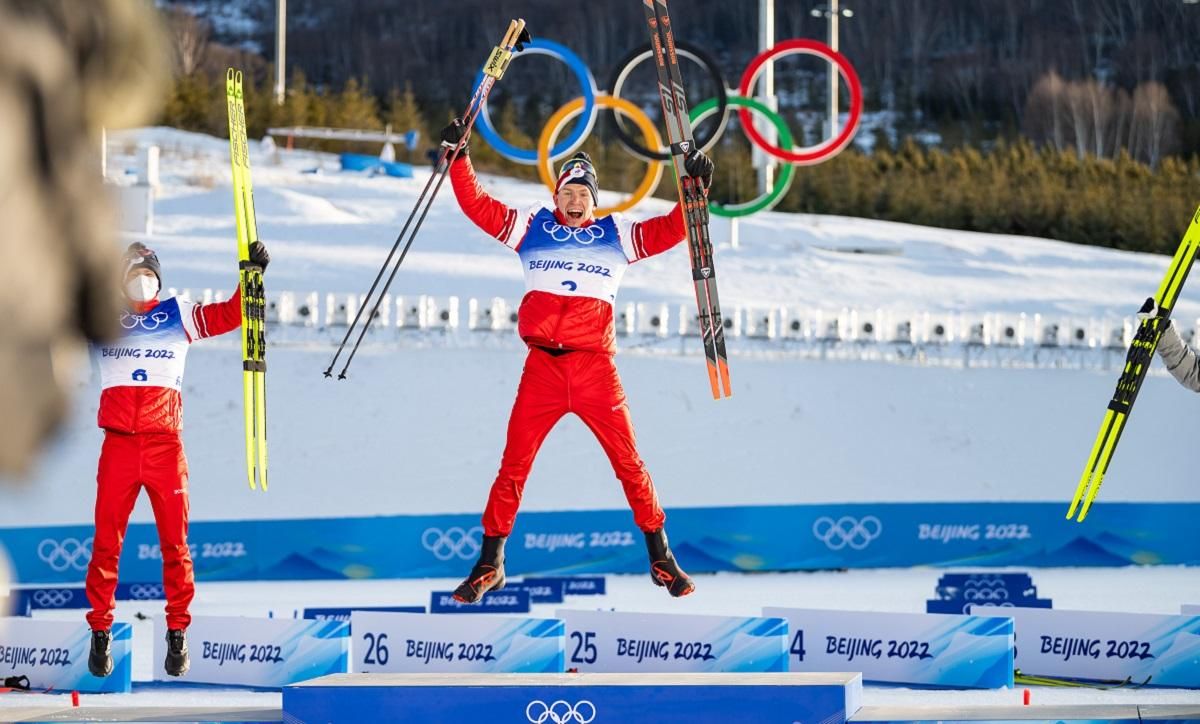 Лыжник ОКР сломал пьедестал на Олимпиаде-2022: курьезное видео