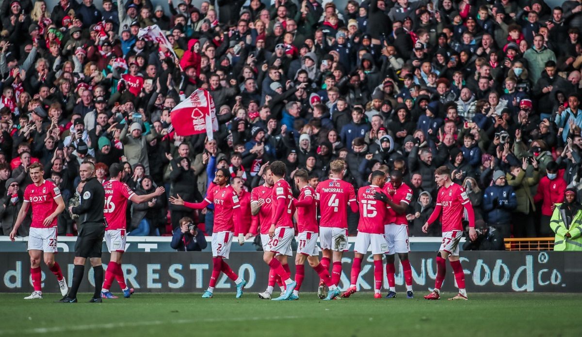 Фанат в Англії вибіг на поле під час матчу, щоб відлупцювати гравців суперника: відео бійки - Спорт 24 Фанат в Англії вибіг на поле під час матчу, щоб відлупцювати гравців суперника: відео бійки - Спорт 24