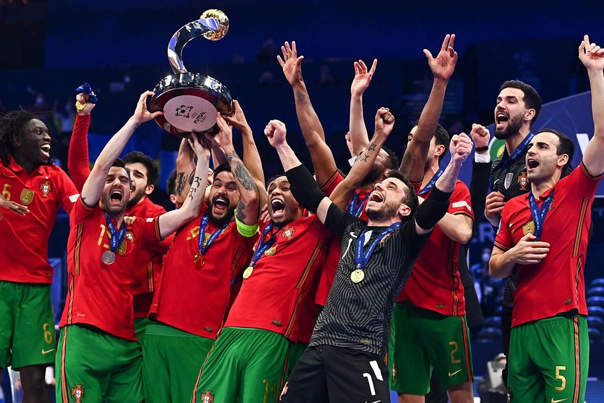 Українські фанати разом із португальцями відсвяткували перемогу над Росією: яскраве відео - 24 канал Спорт Українські фанати разом із португальцями відсвяткували перемогу над Росією: яскраве відео - 24 канал Спорт