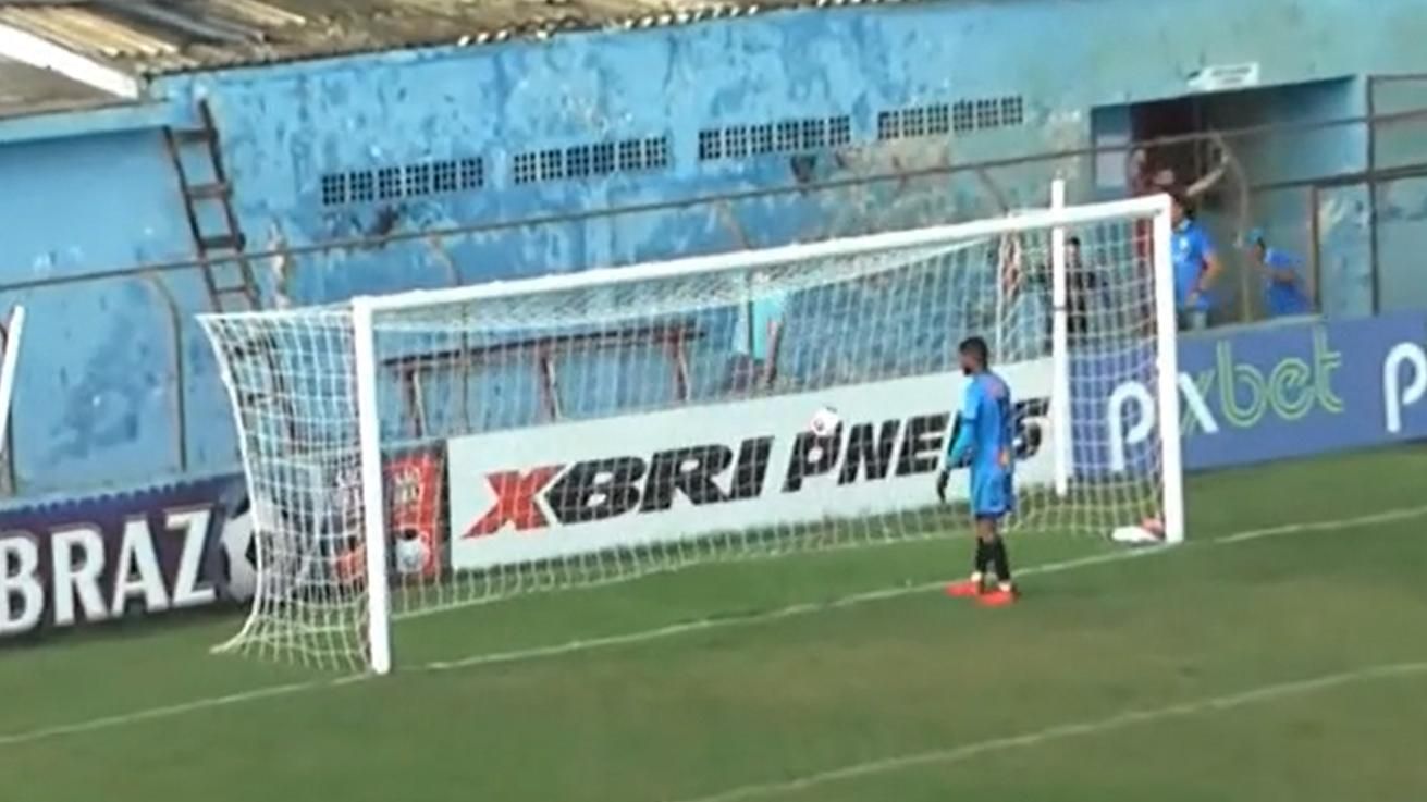 У Бразилії футболіст забив гол ударом з льоту із 70 метрів: відео нереального м'яча - 24 канал Спорт