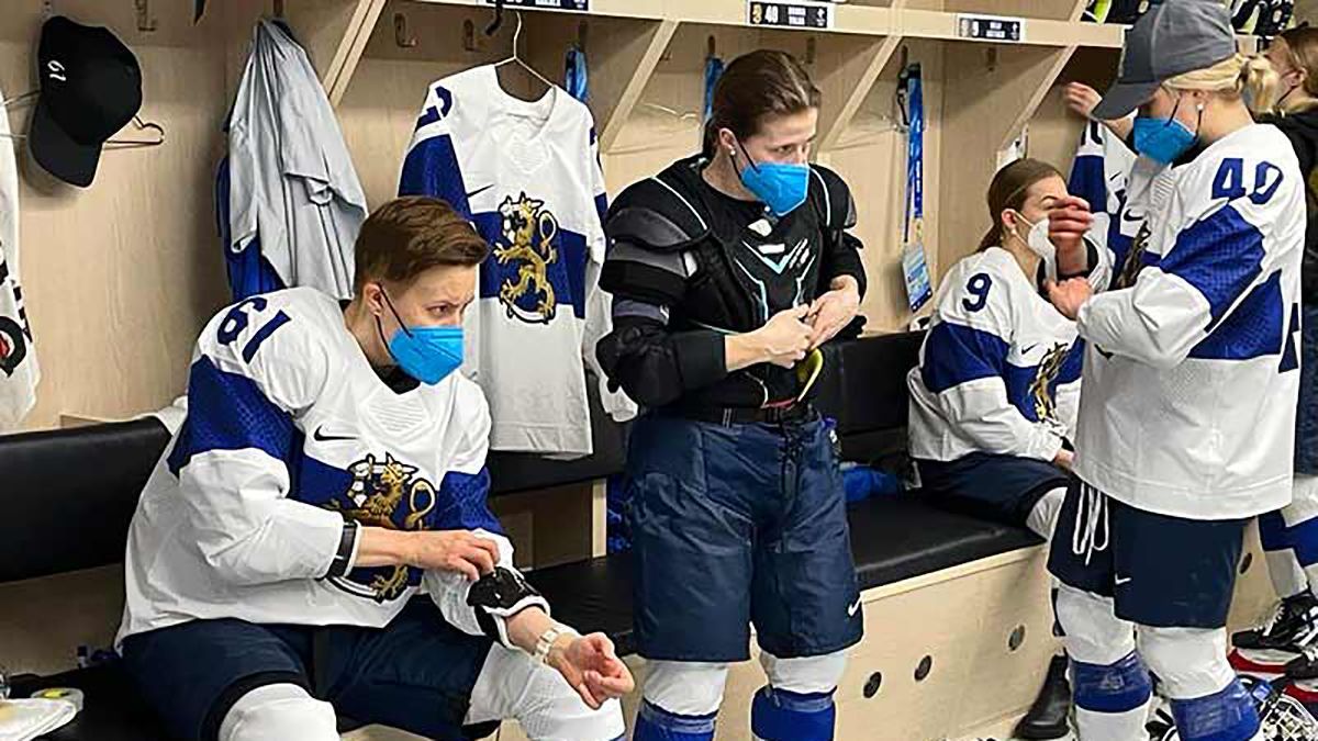 Финские хоккеистки выйдут на матч против России в защитных масках