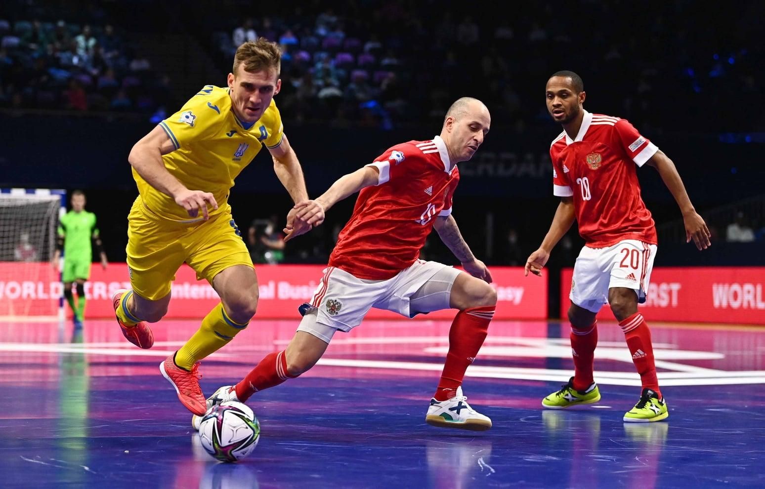 УЕФА открыли дело из-за "Путин ху*ло" на матче Украина – Россия УЕФА открыли дело из-за "Путин ху*ло" на матче Украина – Россия