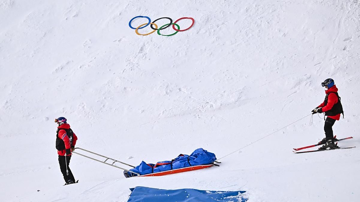Сноубордистку из Андорры вынесли на носилках после жесткого падения на Олимпиаде-2022