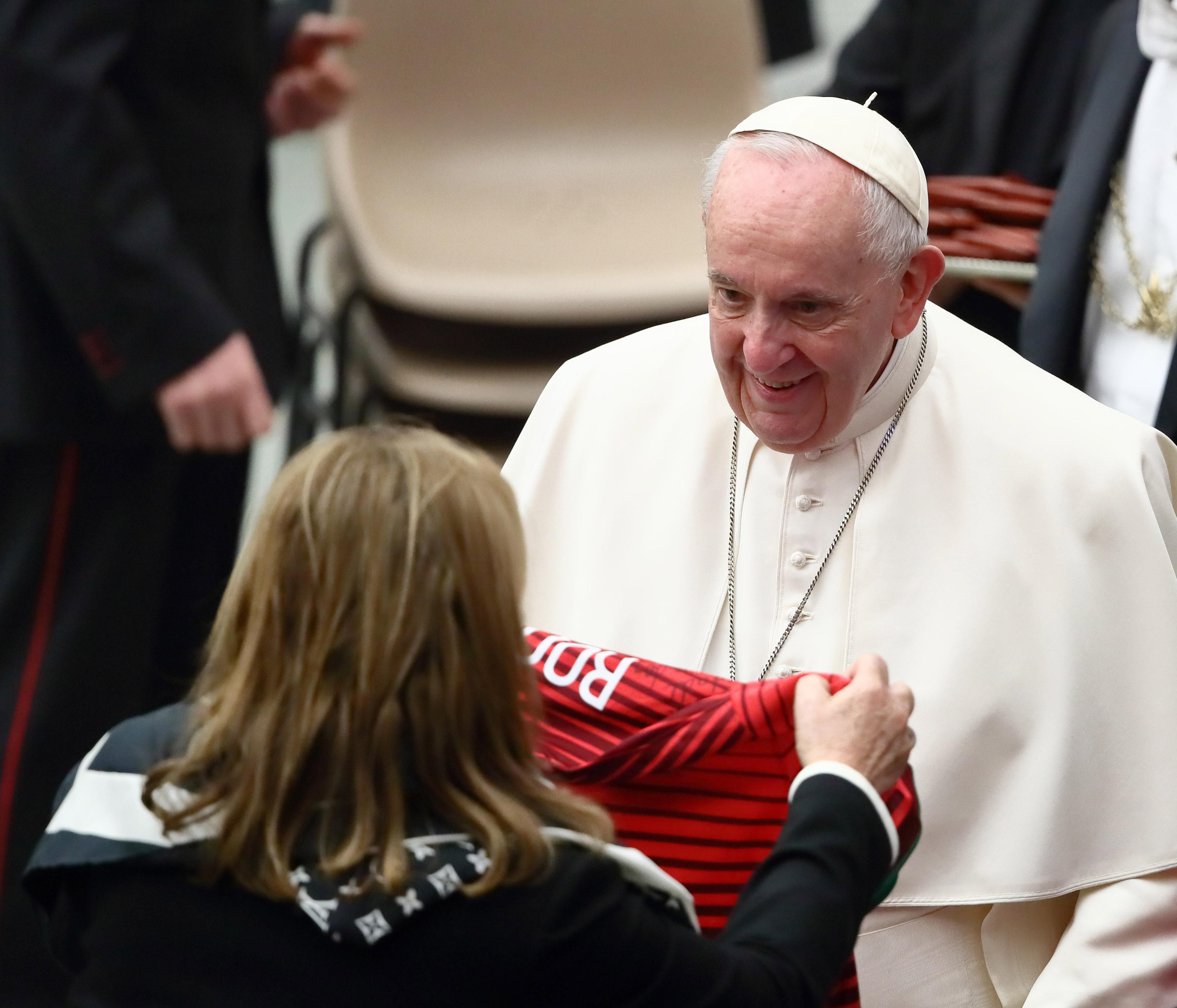 Мама Роналду зустрілася з Папою Римський та подарувала йому футболку збірної Португалії - 24 канал Спорт