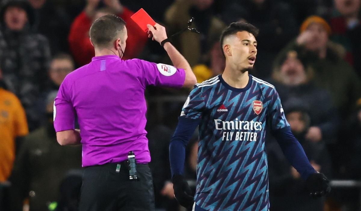 Две желтые для футболиста в одной атаке: видео редкого момента в матче Арсенала Две желтые для футболиста в одной атаке: видео редкого момента в матче Арсенала