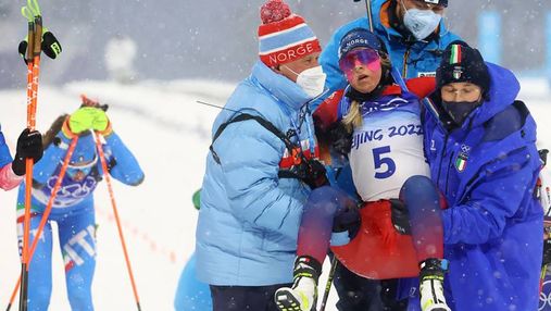 Норвезька біатлоністка знесилена впала після фінішу на Олімпіаді: з траси її винесли на руках