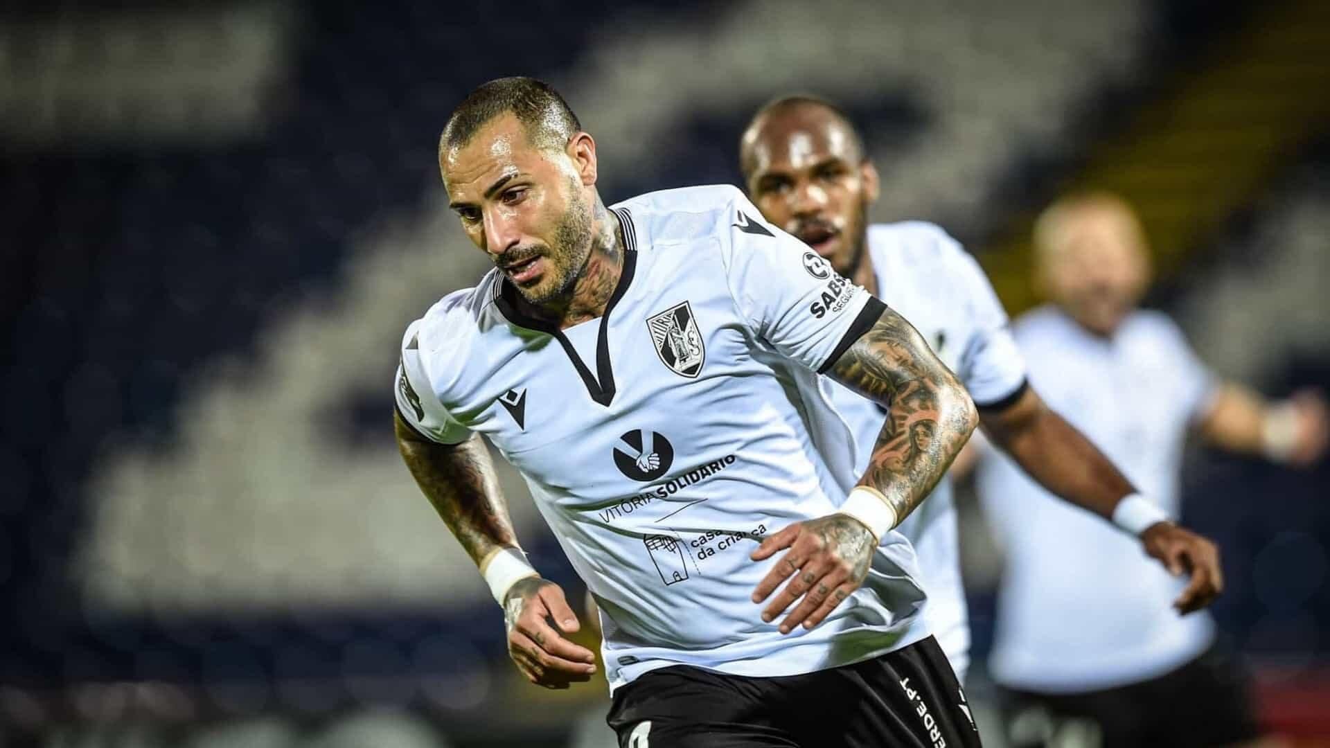 Легендарний футболіст на руках винес гравця, який тягнув час у матчі: кумедне відео - 24 канал Спорт Легендарний футболіст на руках винес гравця, який тягнув час у матчі: кумедне відео - 24 канал Спорт