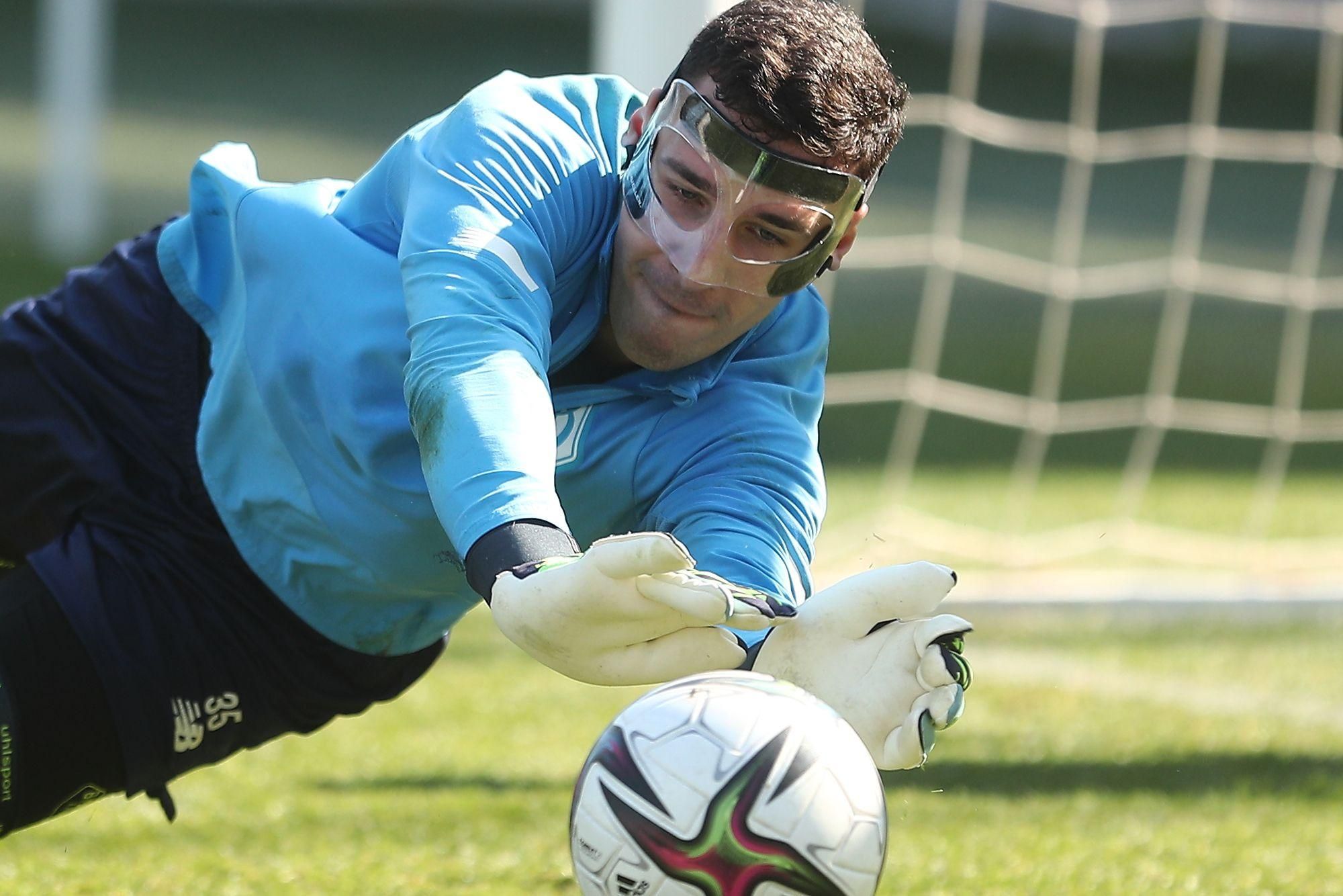 В команде называют и Бэтменом, и Спайдерменом, – вратарь Динамо Нещерет о маске на лице В команде называют и Бэтменом, и Спайдерменом, – вратарь Динамо Нещерет о маске на лице