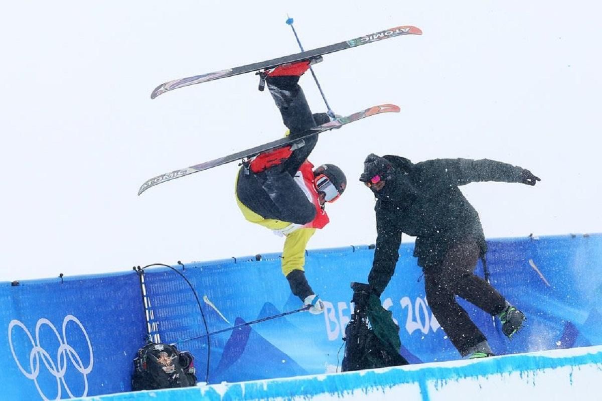 Незвичайна аварія на Олімпіаді: фінський фристайліст на швидкості влетів в оператора – відео - 24 канал Спорт Незвичайна аварія на Олімпіаді: фінський фристайліст на швидкості влетів в оператора – відео - 24 канал Спорт