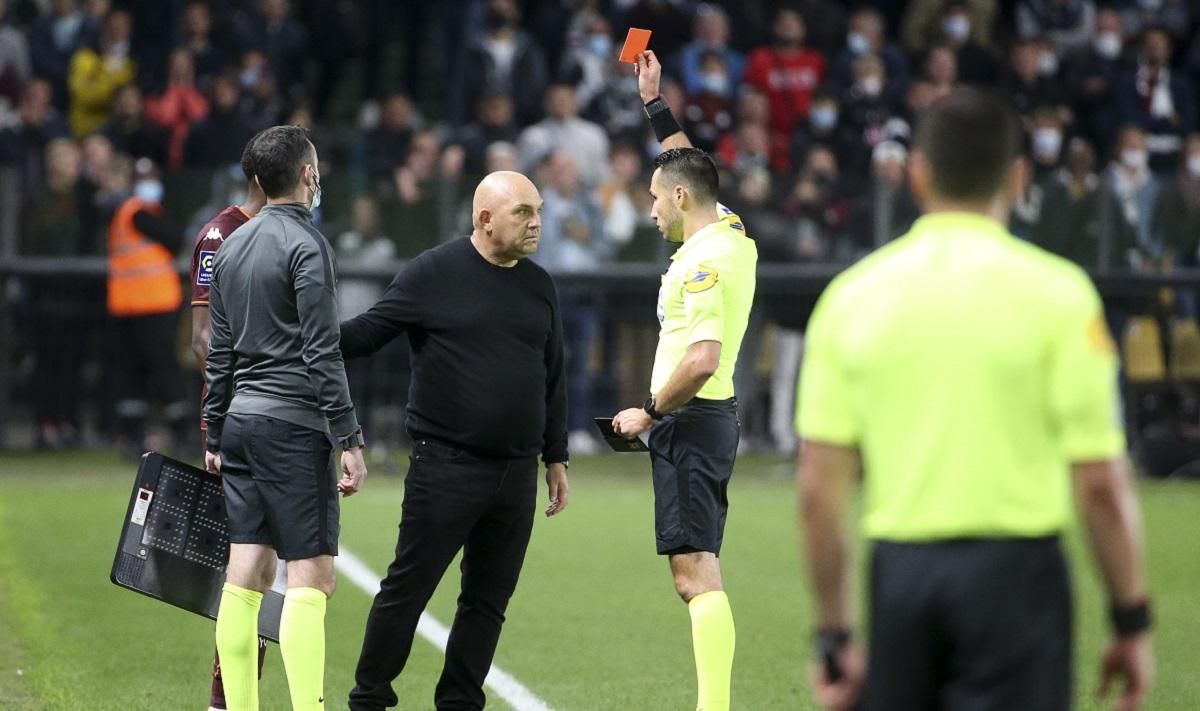 Тренер французького клубу влаштував бійку прямо під час матчу: відео сутички - 24 канал Спорт Тренер французького клубу влаштував бійку прямо під час матчу: відео сутички - 24 канал Спорт