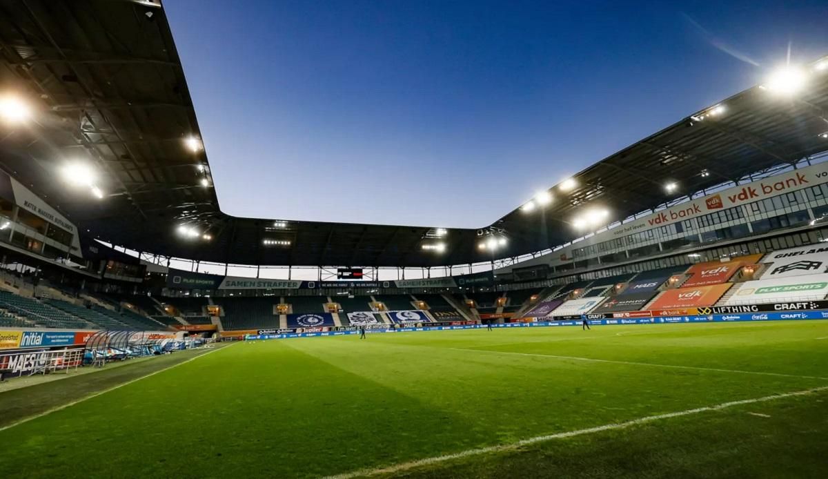 Матч клубу українця перенесли через шторм: уламки даху арени пошкодили автомобілі - 24 канал Спорт Матч клубу українця перенесли через шторм: уламки даху арени пошкодили автомобілі - 24 канал Спорт