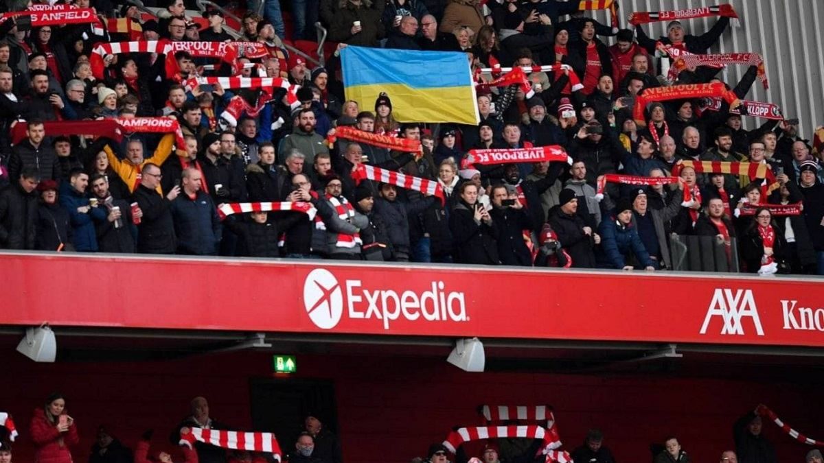 Фанаты Ливерпуля развернули флаг Украины на матче АПЛ