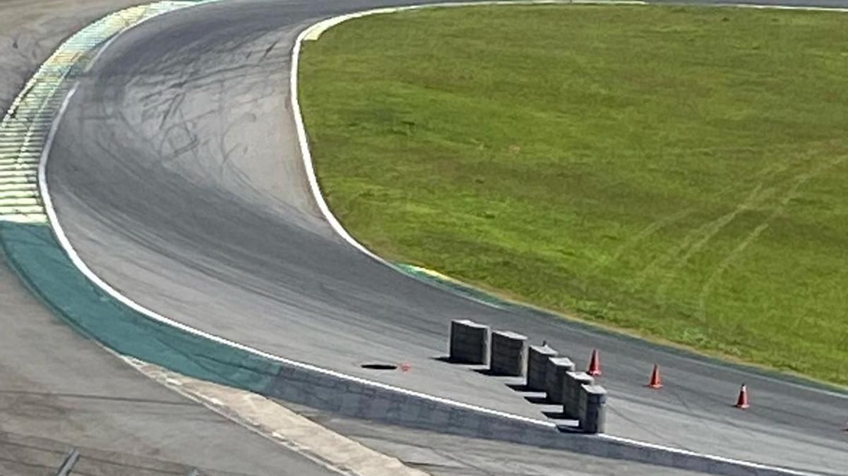 На трассе Формулы-1 возникла большая дыра в асфальте: фото пропасти