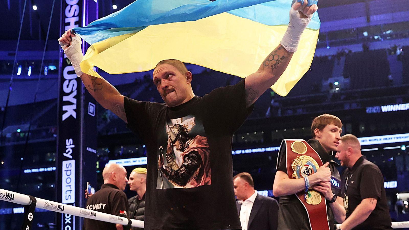 Родня, я дома, – Усик вернулся в Украину после турне в Британии Родня, я дома, – Усик вернулся в Украину после турне в Британии