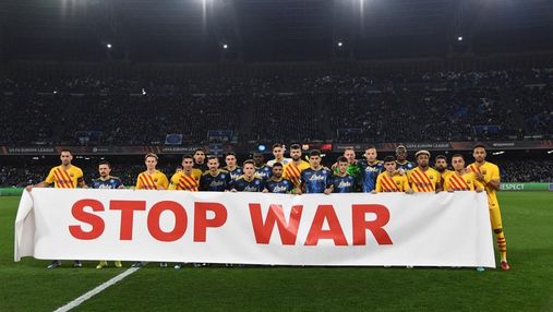 Футболісти Наполі та Барселони вийшли на матч ліги Європи з банером "Стоп війна"