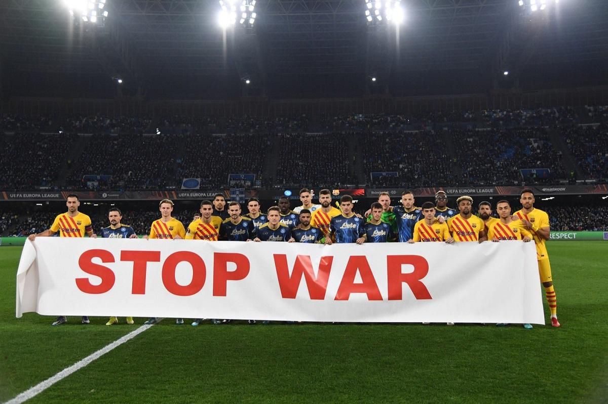Футболисты Наполи и Барселоны вышли на матч лиги Европы с баннером "Стоп война"