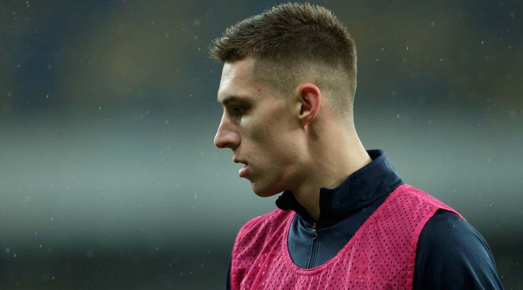 Він прийшов весь у сльозах: у Європі підтримали українського футболіста через агресію РФ Він прийшов весь у сльозах: у Європі підтримали українського футболіста через агресію РФ