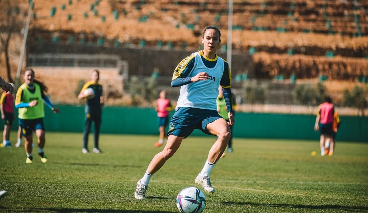 Футболистка сборной Украины вышла на игру с сине-желтым флагом на спине: патриотическое фото Футболистка сборной Украины вышла на игру с сине-желтым флагом на спине: патриотическое фото