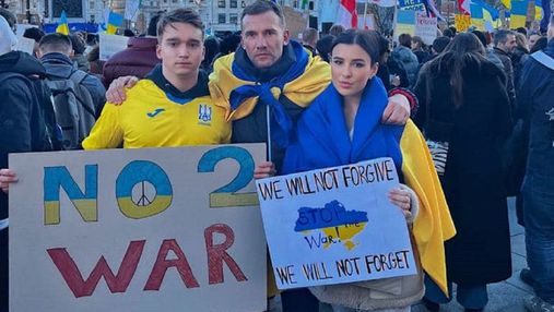 Шевченко з прапором України вийшов на мітинг у Лондоні, щоб підтримати рідну країну