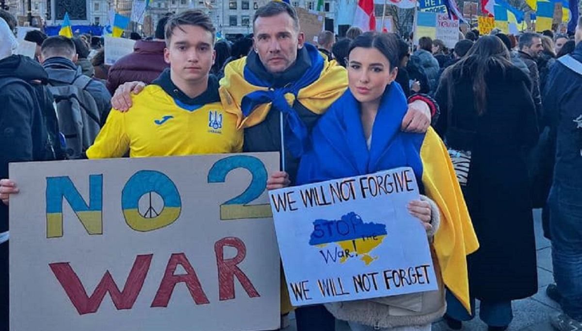 Шевченко з прапором України вийшов на мітинг у Лондоні, щоб підтримати рідну країну - 24 канал Спорт