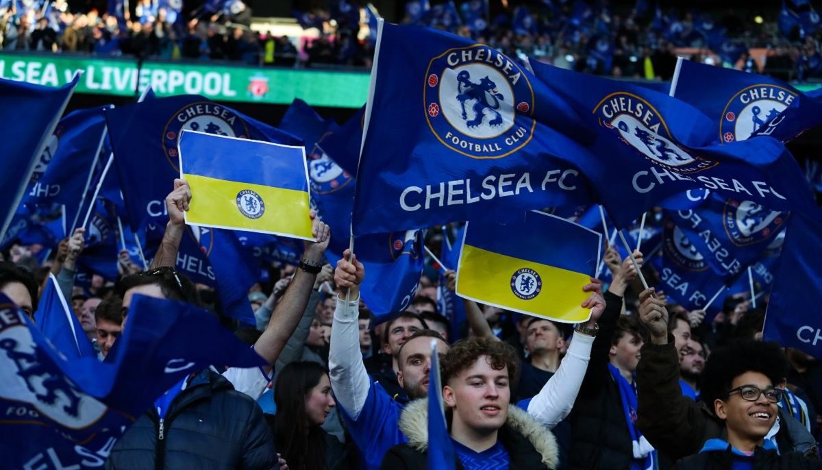 Сине-желтые трибуны: в Англии поддержали Украину перед финалом Кубка – красивое видео Сине-желтые трибуны: в Англии поддержали Украину перед финалом Кубка – красивое видео