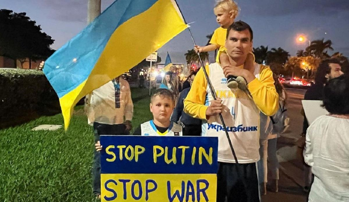 Баскетболист Звонов развернул флаг Украины: фанаты устроили овации – видео по игре НБА
