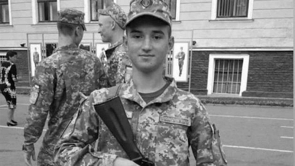 Ексгравець Карпат Віталій Сапило посмертно отримав звання Героя України - 24 канал Спорт Ексгравець Карпат Віталій Сапило посмертно отримав звання Героя України - 24 канал Спорт