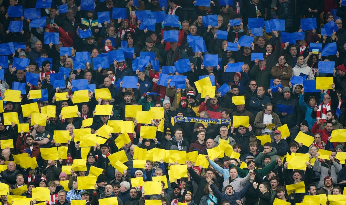 В Англії фанати організували красивий синьо-жовтий флешмоб на підтримку України: неймовірні фото - 24 канал Спорт