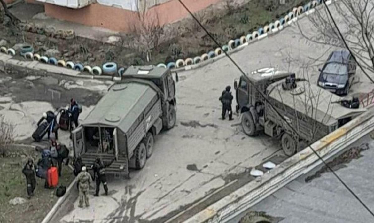 В Херсоне "эвакуировали" российских и белорусских хоккеистов Днепра: видео побега - 24 канал Спорт В Херсоне "эвакуировали" российских и белорусских хоккеистов Днепра: видео побега - 24 канал Спорт