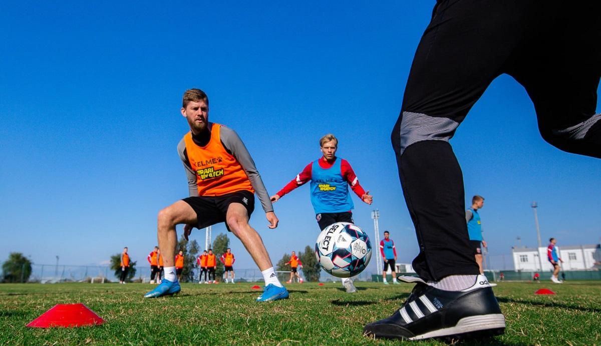 Фасуем мешки с песком и таскаем их в блокпосты, – игрок Вереса укрепляет оборону Каменского - 24 канал Спорт Фасуем мешки с песком и таскаем их в блокпосты, – игрок Вереса укрепляет оборону Каменского - 24 канал Спорт