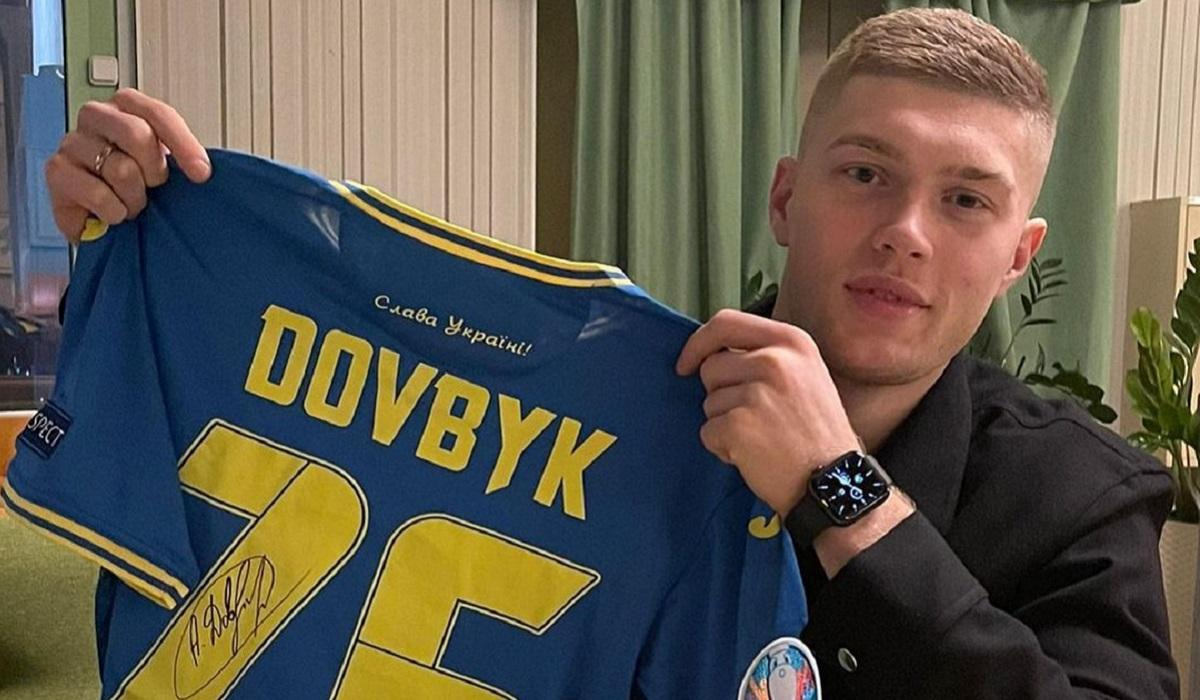 Довбик пожертвовал свою историческую футболку сборной Украины для аукциона в поддержку ВСУ - 24 канал Спорт Довбик пожертвовал свою историческую футболку сборной Украины для аукциона в поддержку ВСУ - 24 канал Спорт
