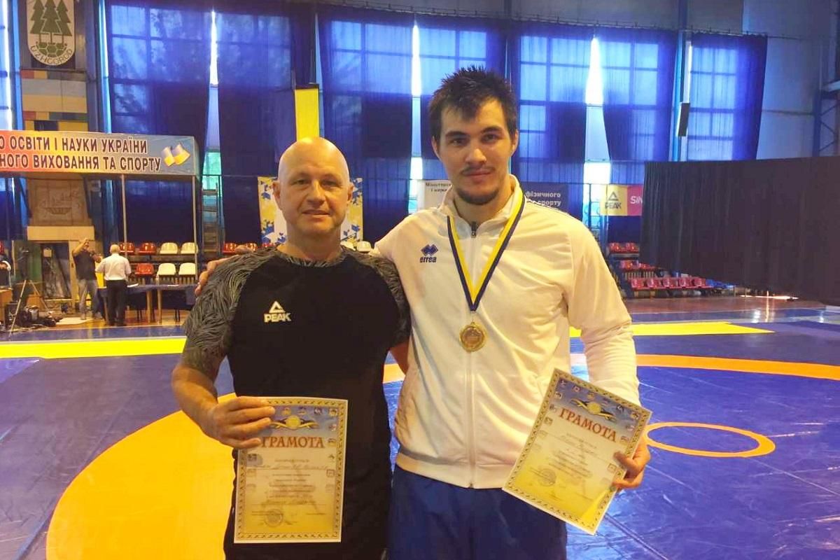 Украинские борцы взяли в руки оружие и стали на защиту родной страны: видеообращение спортсменов - 24 канал Спорт Украинские борцы взяли в руки оружие и стали на защиту родной страны: видеообращение спортсменов - 24 канал Спорт