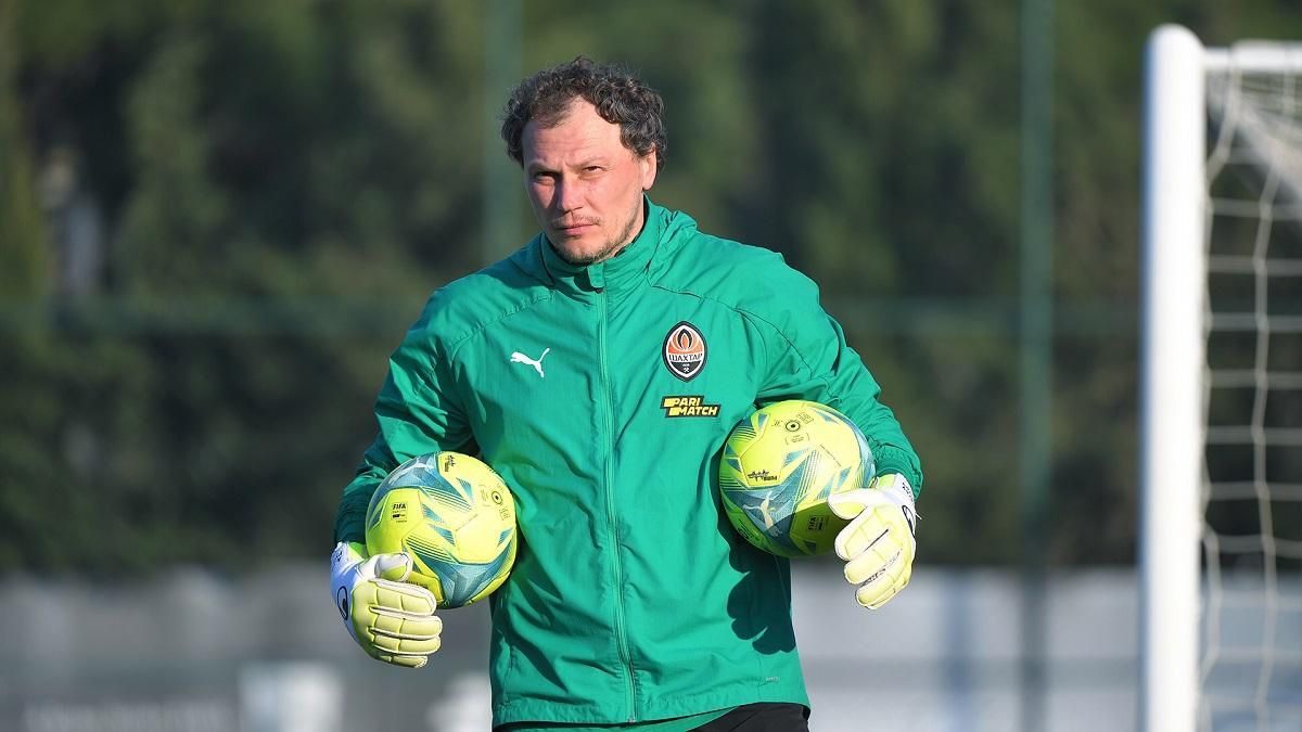 На тлі війни в Україні: Пятов може вперше у кар'єрі перейти у закордонний клуб - 24 канал Спорт На тлі війни в Україні: Пятов може вперше у кар'єрі перейти у закордонний клуб - 24 канал Спорт