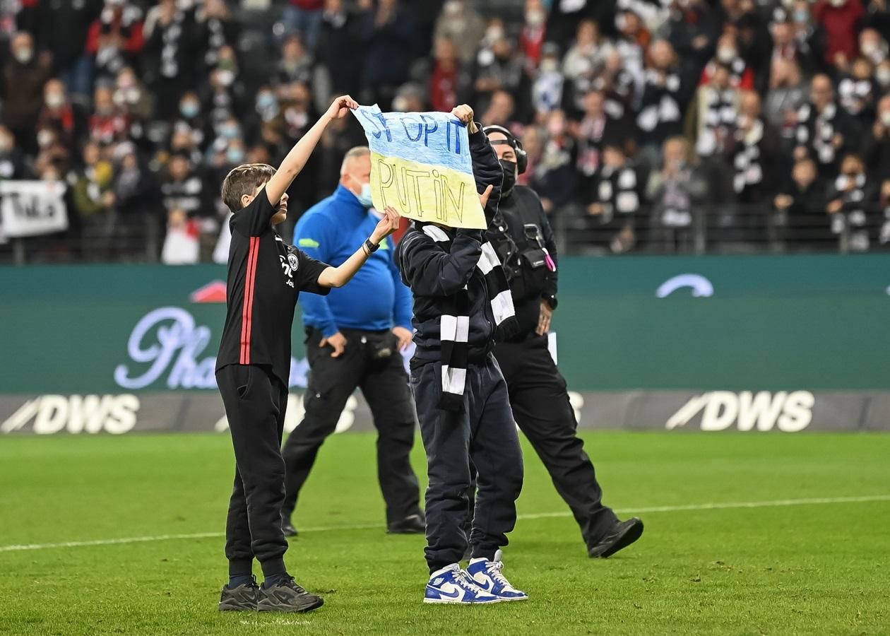 Зупиніть Путіна: на матчі Бундесліги юні вболівальники вибігли на поле із плакатом – відео - 24 канал Спорт Зупиніть Путіна: на матчі Бундесліги юні вболівальники вибігли на поле із плакатом – відео - 24 канал Спорт